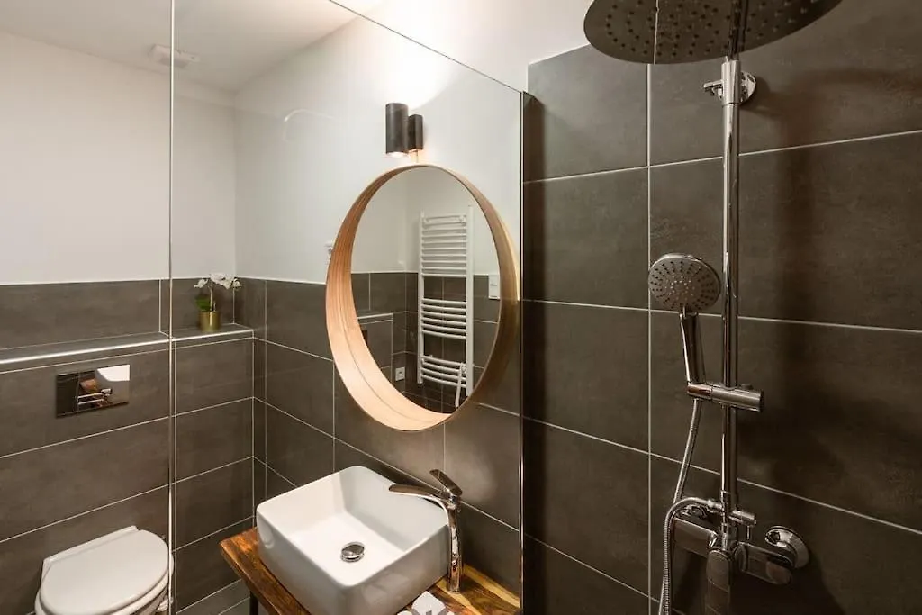 شقة Free Parking Chain Bridge Home 4Ppl, 2Bdrm, Wifi, Smart Tv, Ac بودابست